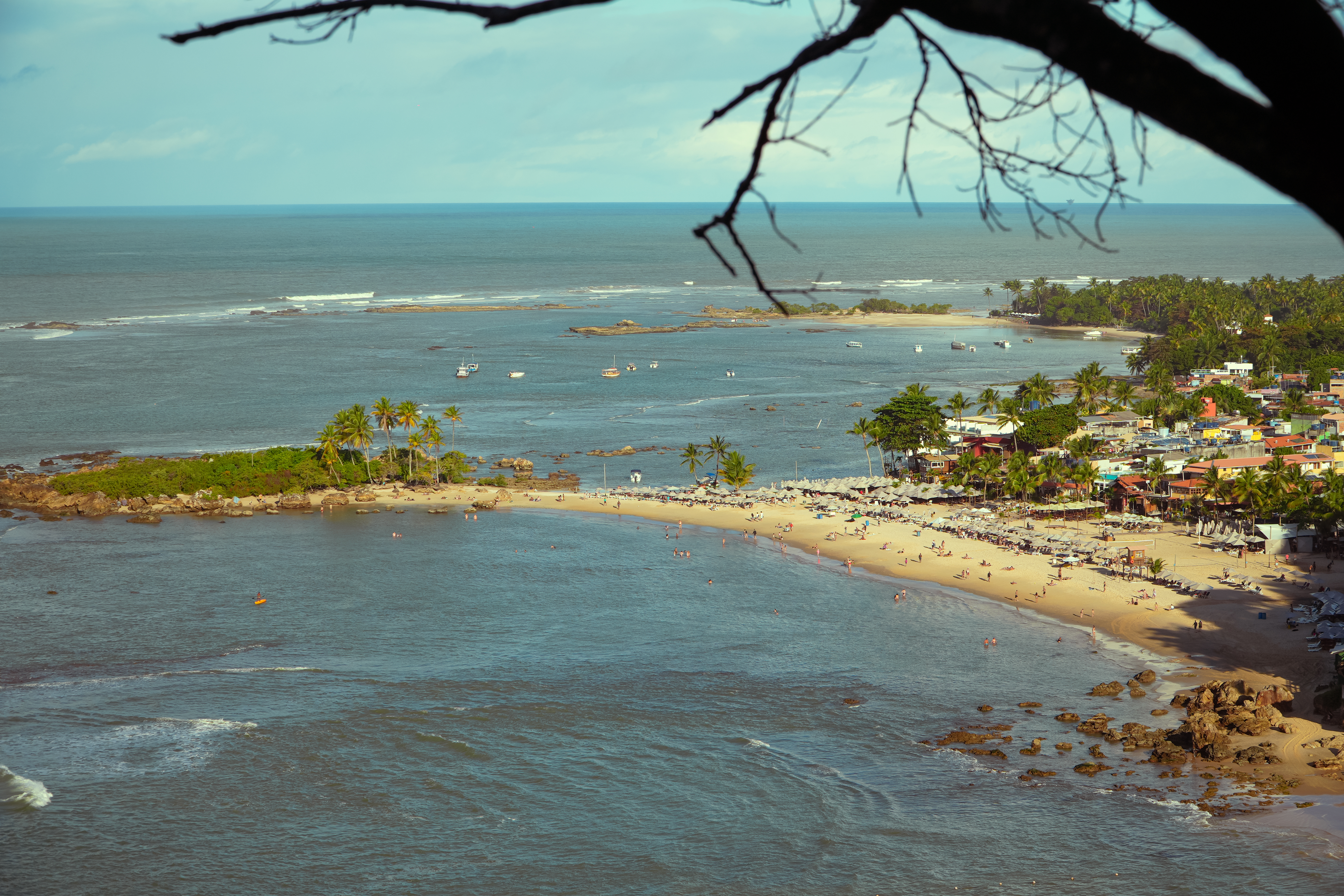 Vista aérea da Segunda Praia e Farol do Morro